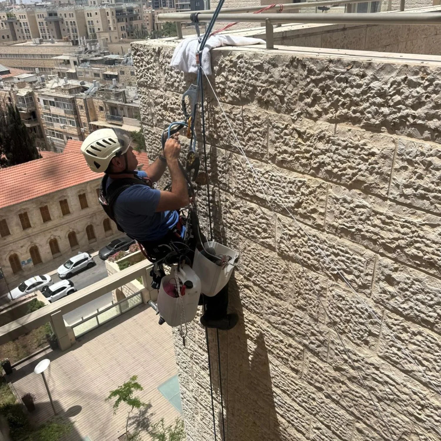 עובד סנפלינג מבצע עבודת תחזוקה בגובה